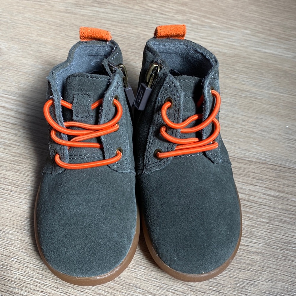 Ugg toddler KristJan Chukka boots